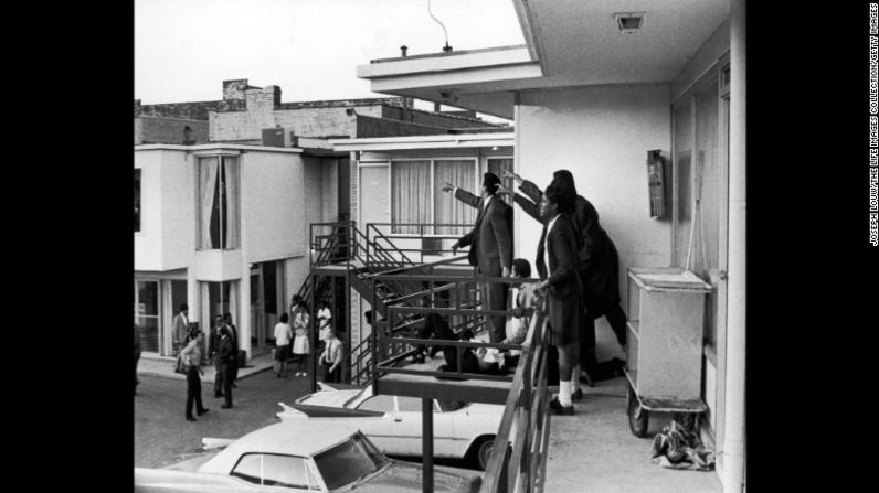 El reverendo Ralph Abernathy, Jesse Jackson y otros apuntan hacia el lugar de donde llegaron los disparos contra Martin Luther King Jr., quien yace a sus pies. Fue en un balcón del Motel Lorraine, en Memphis (Tennessee), el 4 de abril de 1968.