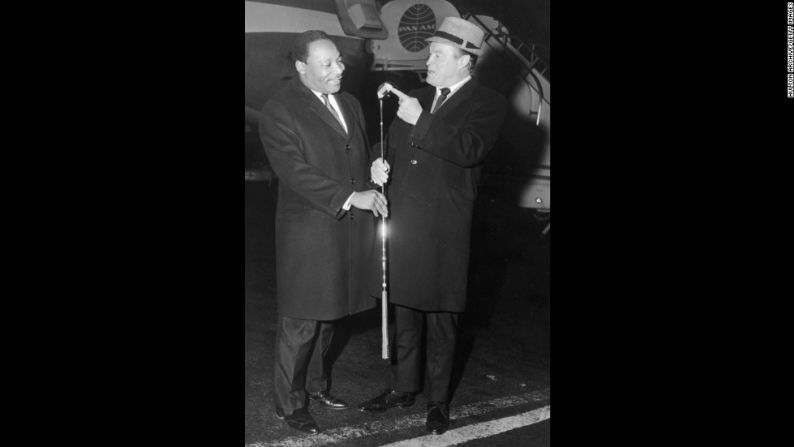 Martin Luther King (1929 - 1968) habla con el comediante inglés Bob Hope (1903 - 2003) en el Aeropuerto Internacional John F. Kennedy, de Nueva York, el 14 de noviembre de 1967. Ambos habían regresado del Reino Unido, donde King recibió un doctorado honoris causa en Derecho Civil.