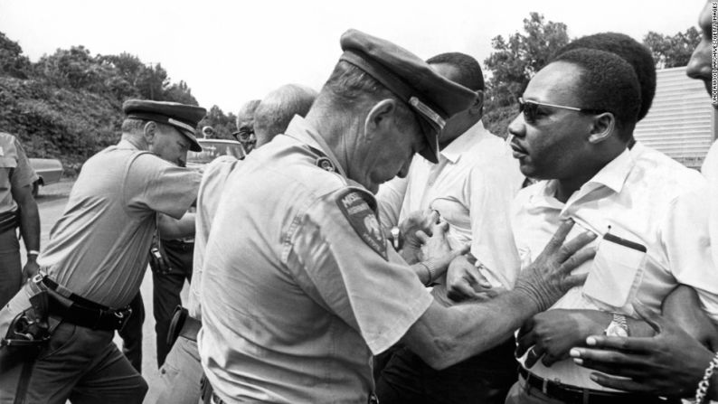 Martin Luther King es empujado por policías de Mississippi durante la Marcha contra el Miedo, de Memphis (Tennessee) a Jackson (Mississippi), el 8 de junio de 1966.