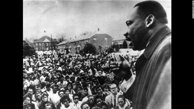 King se dirige a protestantes por los derechos civiles en Selma (Alabama), en abril de 1965.