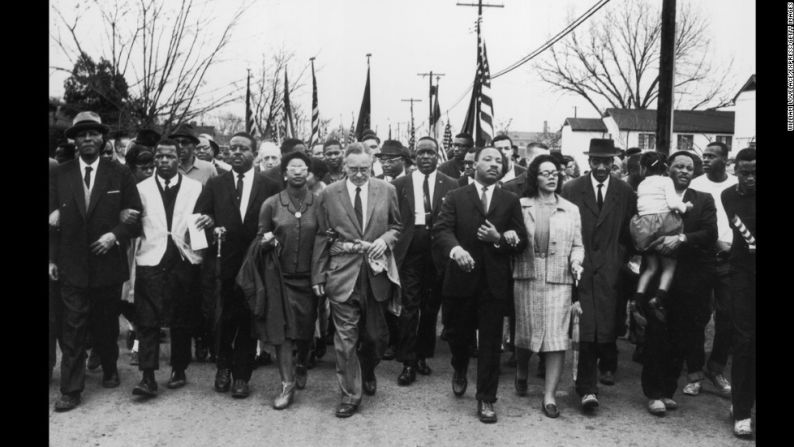 Martin Luther King (1929 - 1968) y su esposa Coretta Scott King lideran una marcha por el derecho al voto de la población negra desde Selma, Alabama, hasta la capital del estado, Montgomery. Fue el 30 de marzo de 1965.