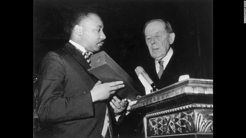 King recibe el Premio Nobel de Paz de manos del presidente del Comité del Nobel de Paz, Gunnar Jahn, en Oslo (Noruega) el 10 de diciembre de 1964.