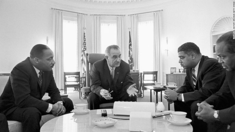 El presidente Lyndon B. Johnson habla con King y con otros líderes de los derechos civiles en la Casa Blanca, el 2 de julio de 1964. Johnson promulgó la Ley de los Derechos Civiles ese mismo año.