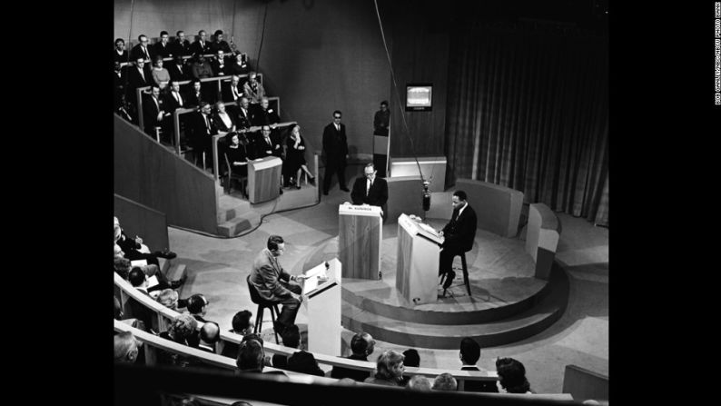 El moderador John McCaffery (izquierda), el editor segregacionista James J. Kilpatrick y el líder de los derechos civiles Martin Luther King Jr. durante un debate sobre segregación el 11 de noviembre de 1960.
