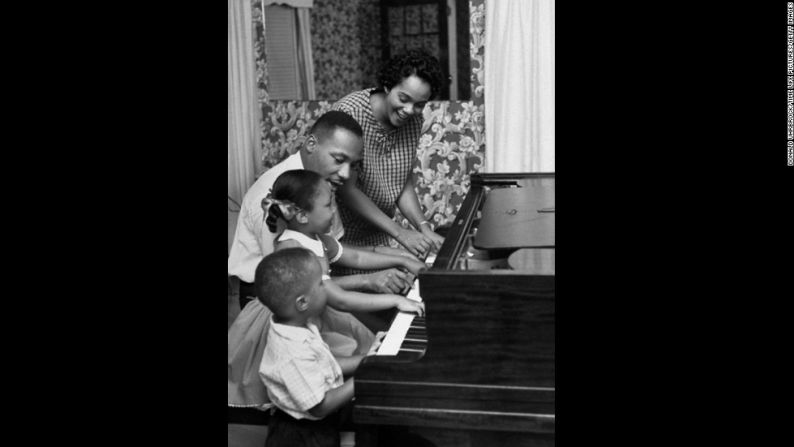 Martin Luther King Jr., su esposa Coretta, su hija Yolanda (5 años) y su hijo Martin Luther III, tocando piano juntos en la sala de su casa, en Atlanta en 1960.