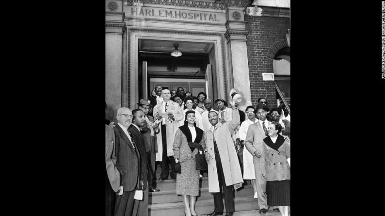 King deja el hospital de Harlem en compañía de su esposa Coretta Scott King, tras ser apuñalado cerca del corazón el 20 de septiembre de 1958. El incidente, que estuvo a punto de ser fatal, ocurrió cuando King firmaba copias de su libro en una librería de Harlem, en Nueva York.