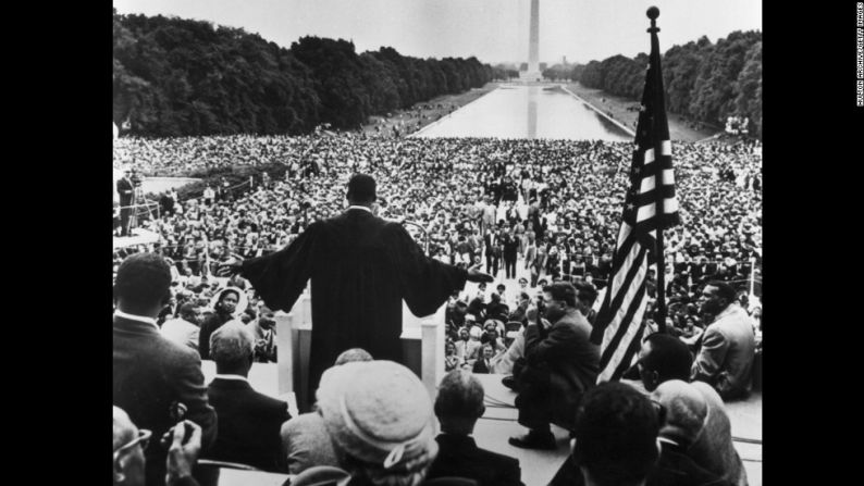 King, de espaldas, se dirige a miles de personas durante una oración en una peregrinación, el 17 de mayo de 1957 en Washington. Además de ser líder del movimiento por los derechos civiles en Estados Unidos, King también era pastor bautista.