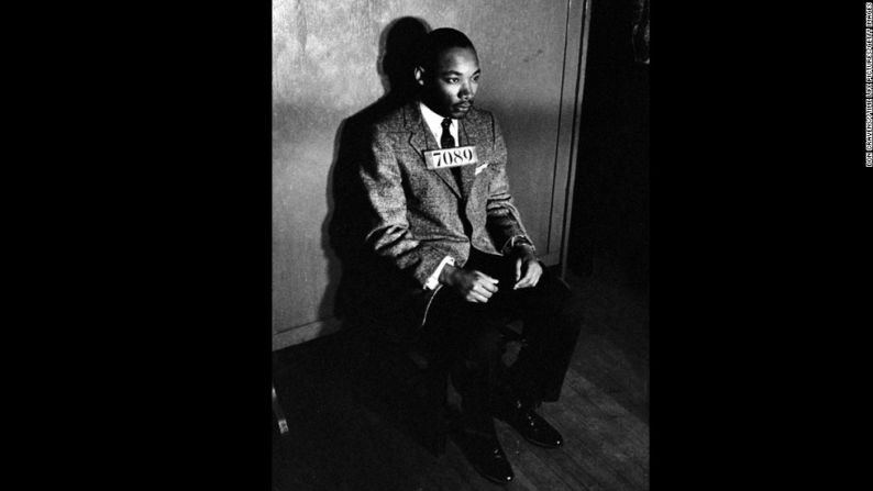 El reverendo Martin Luther King Jr. se sienta para que la policía le tome una fotografía tras ser detenido luego de liderar las protestas en grandes ciudades contra la segregación en los autobuses públicos, el 24 de febrero de 1956.