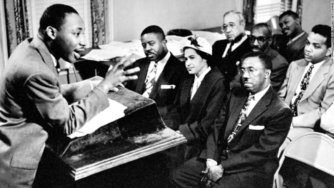 King les explica distintas estrategias de boicot a algunos miembros del movimiento por los derechos civiles el 27 de enero de 1956. Sentados en la primera fila aparecen el reverendo Ralph Abernathy (izquierda), Rosa Parks (centro), catalizadora de las protestas en los buses públicos.