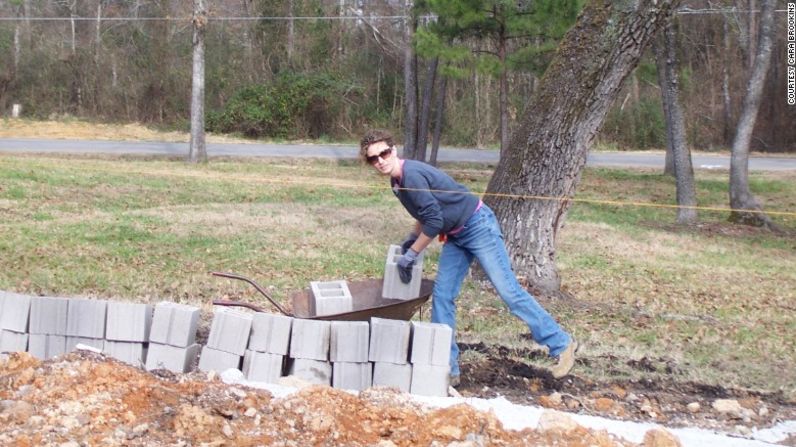 Brookins empezando a construir las bases de su hogar.