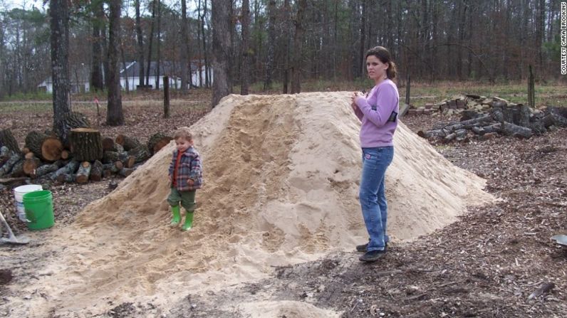 Hope, la hija de Brookins, con su hermano Roman en las primeras etapas de la construcción de la casa.