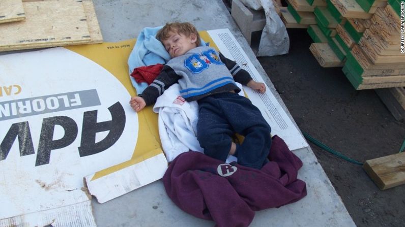 Roman tomando una siesta, mientras los demás continuaban trabajando.