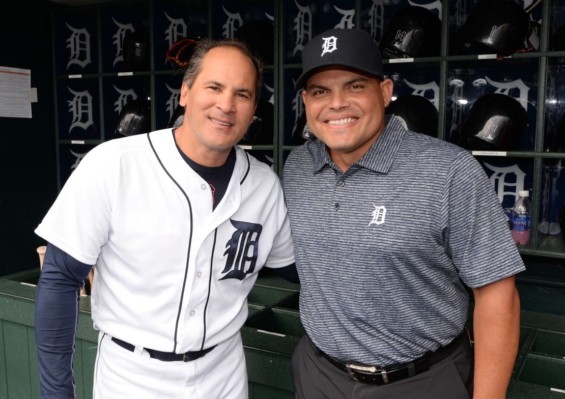 Iván Rodriguez posa junto al entrenador de los Tigers, Omar Vizquel (i), el 7 de mayo del 2016.