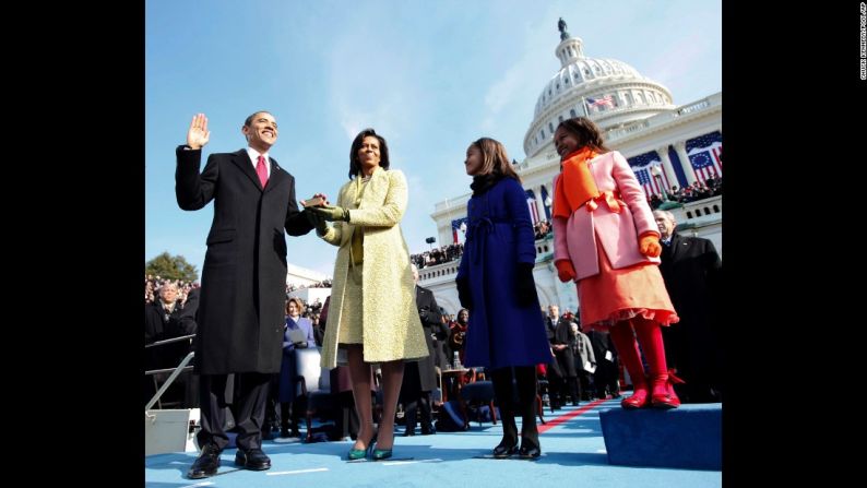 Barack Obama tomó posesión como el presidente número 44 de Estados Unidos en 2009. En la imagen, su esposa Michelle sostiene la Biblia mientras él presta juramento al cargo. Los acompañan sus hijas, Malia y Sasha. Se calcula que 1,5 millones de personas asistieron a la investidura, en la que Obama se convirtió en el primer presidente afroamericano de la nación.