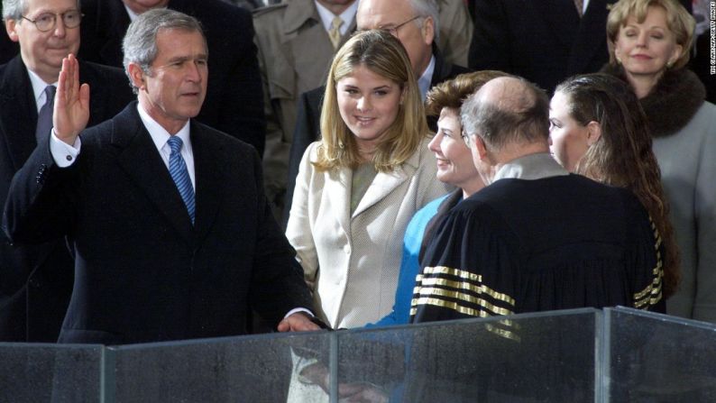 George W. Bush tomó el juramento al cargo ante el presidente de la Corte Suprema de Justicia, William Rehnquist, en 2001. Junto a Bush están, de izquierda a derecha, su hija Jenna, su esposa Laura y su otra hija Barbara. Bush, el hijo mayor del expresidente George H. W. Bush gobernó Estados Unidos por dos periodos.