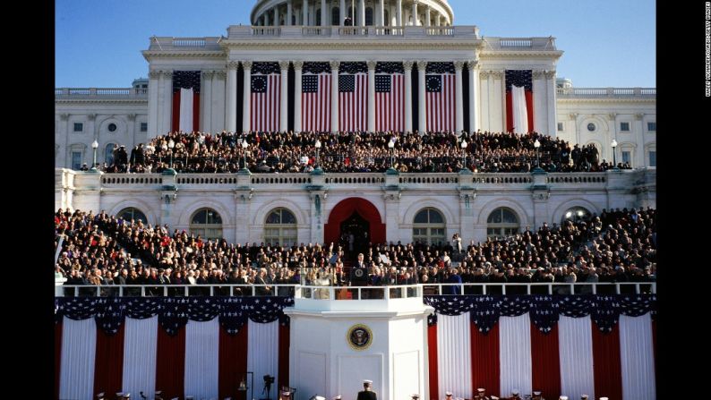 Bill Clinton se dirige a la multitud que lo acompaña en el Capitolio de Estados Unidos, después de su toma de posesión como presidente en 1993. Fue reelegido en 1996.