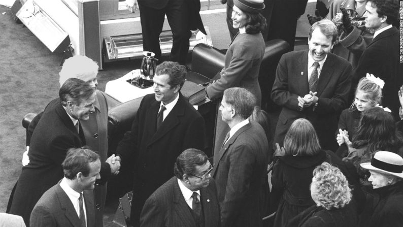 El presidente George H.W. Bush, a la izquierda, estrecha la mano de su hijo mayor George W. Bush, después de su juramento al cargo en 1989. Bush padre fue vicepresidente durante los dos mandatos de Ronald Reagan, cuyos periodos acababan de terminar.