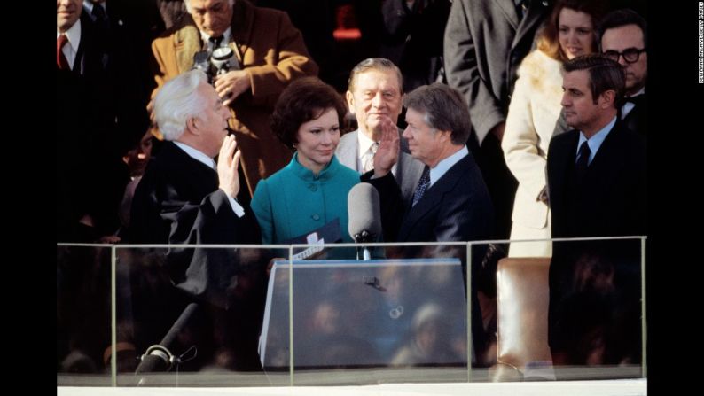 Jimmy Carter prestó juramento al cargo, acompañado de esposa Rosalynn, en 1977. Fue el primer presidente en caminar del Capitolio a la Casa Blanca, durante el desfile posterior a la toma de posesión.