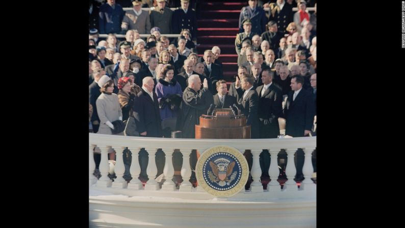 John F. Kennedy fue juramentado por el jefe de Justicia, Earl Warren, en 1961. Kennedy, con 43 años, se convirtió en el presidente más joven de Estados Unidos después de Theodore Roosevelt. Además, esta fue la primera ceremonia de toma de posesión que se transmitió a color por televisión.