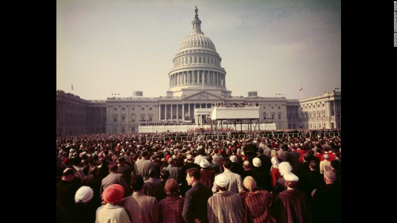 Una multitud observa la ceremonia de toma de posesión de Dwight D. Eisenhower en 1953. El presidente, quien gobernó periodos, recitó su propia oración después del juramento.