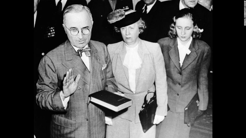 Harry S. Truman sostiene la Biblia durante su juramento en 1945. Al lado de él se encuentran su esposa, Bess, y su hija, Margaret. Truman era el vicepresidente del gobierno de Franklin D. Roosevelt, quien murió en el cargo. Truman también ganó la reelección en 1948.