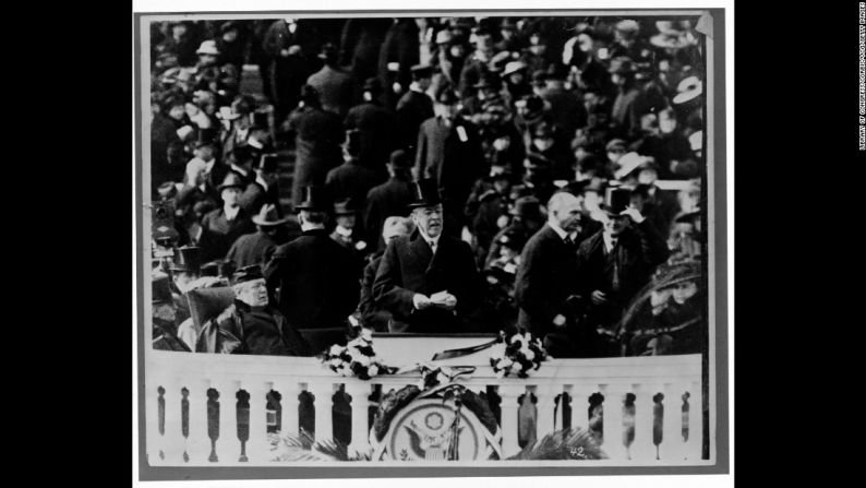 Woodrow Wilson pronunció su discurso de posesión en 1913. También decidió romper con la tradición y no ofrecer ningún baile relacionado con el evento.