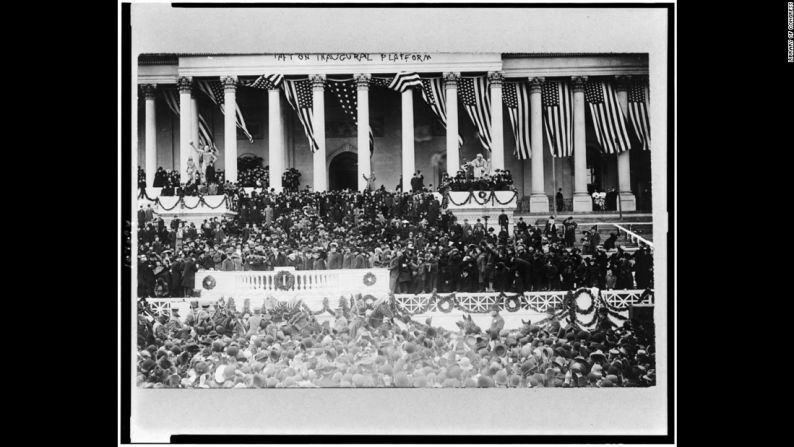 William Howard Taft en la plataforma de la toma de posesión, después del juramento en 1909. Su toma de posesión se celebró al interior, debido a que un día antes hubo una tormenta de nieve.