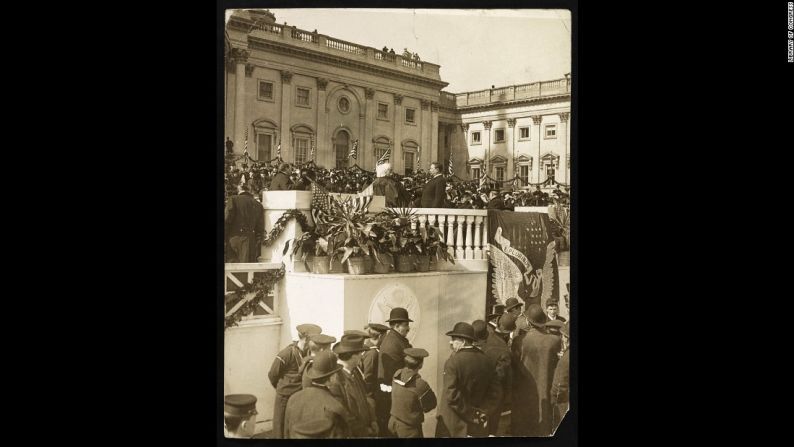 Theodore Roosevelt hizo el juramento al cargo en 1901. Era el vicepresidente de William McKinley, quien murió siendo mandatario. Roosevelt, un primo lejano del futuro presidente de Estados Unidos Franklin D. Roosevelt, se convirtió en el mandatario más joven de la historia, con 42 años. Fue reelegido en 1904.