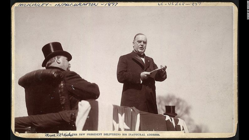 William McKinley pronunció su discurso de posesión en 1897. Su investidura fue la primera en ser grabada por una cámara de cine. Murió estando en el cargo, poco después de ser reelegido en 1900.