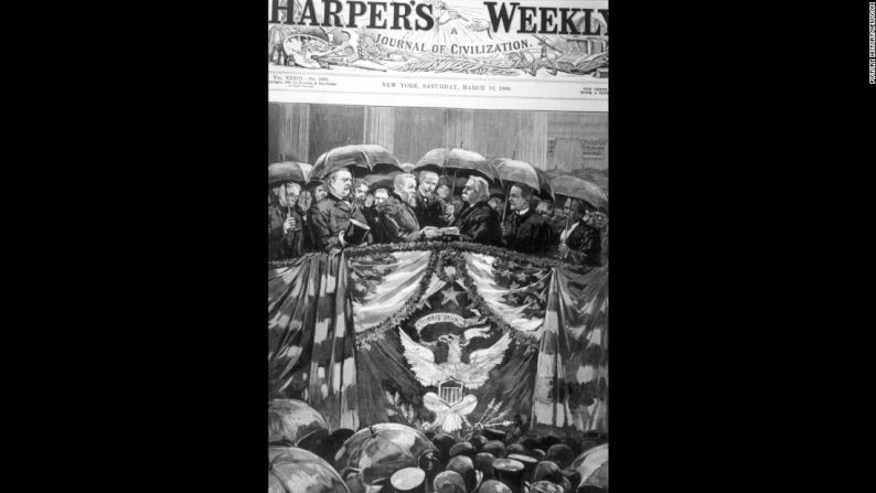 Esta ilustración grabada de la toma de posesión de Benjamin Harrison apareció en la portada de la revista Harper’s Weekly en 1889. El día de la ceremonia estaba lloviendo.