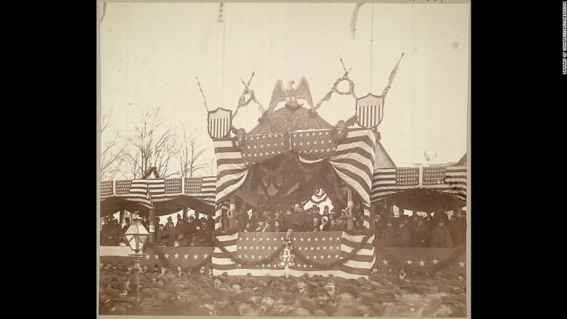 El presidente James A. Garfield observa los eventos de la toma de posesión en 1881. Fue el primer mandatario en presenciar el desfile desde una tarima construida al frente de la Casa Blanca.