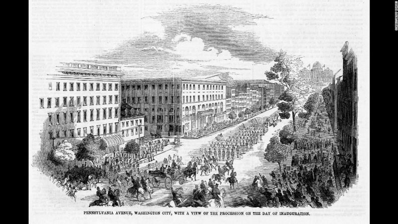 El carruaje de Franklin Pierce fue precedido por unidades militares, cuando atravesaba la avenida Pensilvania durante el desfile de su toma de posesión en 1853. Pierce rompió con la tradición de besar la Biblia en la ceremonia de juramento: puso su mano izquierda sobre ella.