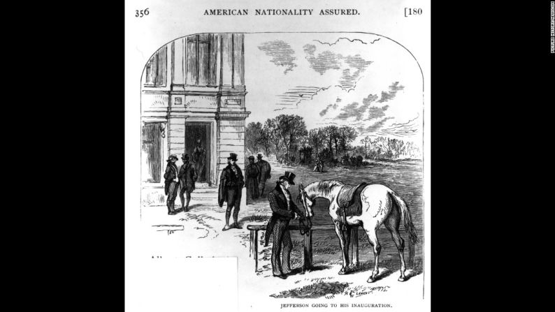 Thomas Jefferson llegó en caballo a su toma de posesión en 1801. Fue la primera investidura que se celebró en el Capitolio de Estados Unidos.