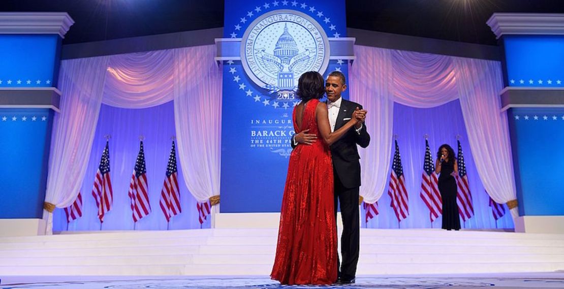 US President Barack Obama and First Lady Michelle Obama dance as singer Jennifer Hudson performs during the Inaugural Ball at the Walter E. Washington Convention Center on January 21, 2013 in Washington, DC.   AFP PHOTO/MANDEL NGAN