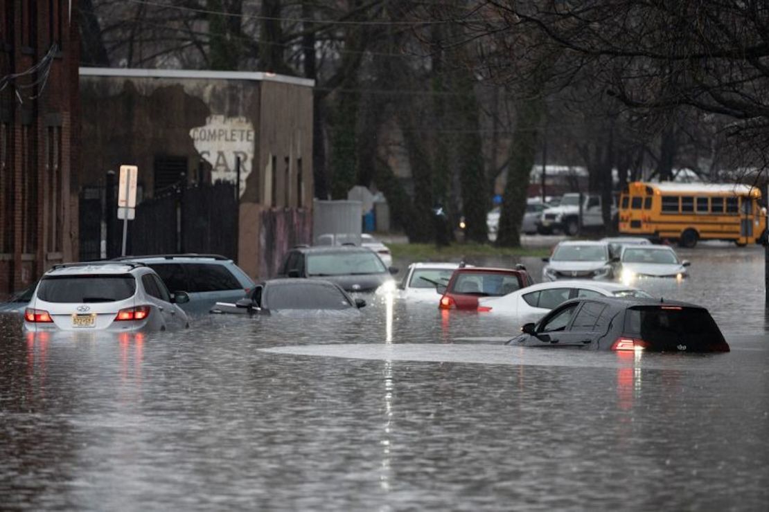 Autos quedaron varados en las inundaciones en River St en Paterson, Nueva Jersey, el lunes 18 de diciembre de 2023.