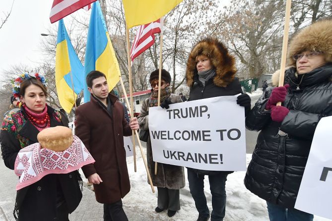 Pero no todo es desaprobación. En Kiev, Ucrania, un grupo de personas le dieron la bienvenida al presidente Trump con banderas de Estados Unidos y carteles que dicen “Trump, bienvenido a Ucrania”, “Trump, la paz para Ucrania”. Ellas estaban ubicadas frente a la embajada de Estados Unidos en Kiev.