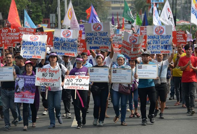 Manifestantes en todo el mundo iniciaron este 20 de enero, el día de la toma de posesión de Donald Trump como presidente de Estados Unidos, protestando contra el magnate de Nueva York. En esta foto aparecen activistas marchando frente a la embajada de Estados Unidos en Manila.