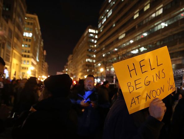 Un manifestante en Washington, protestaba en la noche del 19 de enero con un cartel que dice “El infierno empieza el 20/01/2017”.