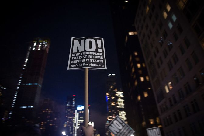 “¡No! Paren el régimen fascista de Trump/Pence antes de que empiece”, dice un cartel en una protesta frente a la Torre Trump en Nueva York el 19 de enero de 2017.