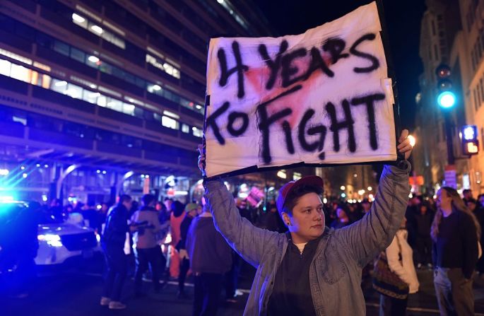 “4 años para luchar”, dice un manifestante frente al Club de Prensa de Washington el 19 de enero de 2017.