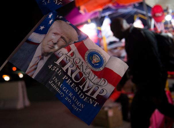 Algunos aprovechan el evento para poner sus puestos de venta de recuerdos del día de la posesión de Trump a las afueras de Union Station en Washington.