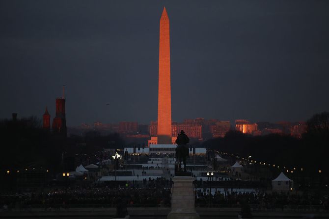 Así lucía el Monumento a Washington y la Explanada Nacional a la salida del sol, previo al juramento de Trump.