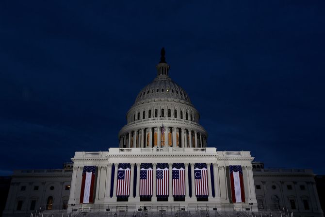 Washington vivió un día histórico: la llegada de Donald Trump a la presidencia de Estados Unidos. El secretario de Seguridad Nacional, Jeh Johnson, estima que unos 28.000 miembros del Servicio Secreto, de la Administración de Seguridad de Transporte, del FBI, de la Policía de Parques, de la Guardia Costera y de la policía local de Washington vigilarán la toma de posesión.