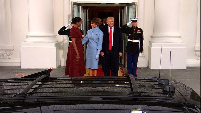 Los Obama les dieron la bienvenida a los nuevos inquilinos de la Casa Blanca. Donald Trump y Melania Trump saludaron a sus antecesores antes de la toma de posesión.