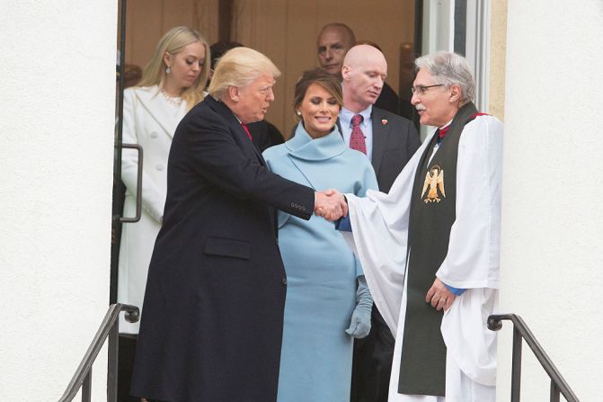 Trump y su esposa Melania, saludan al reverendo Luis León al salir del servicio religioso en la catedral St. John de Washington.