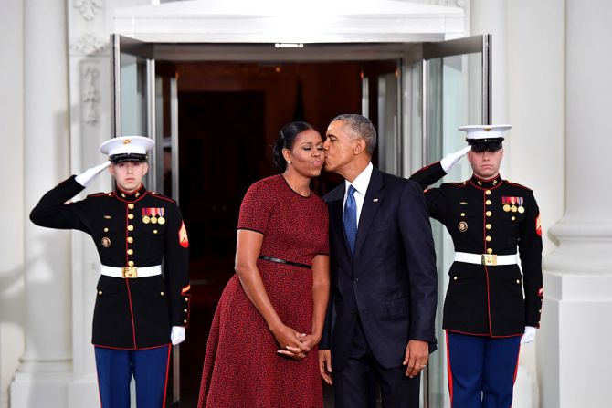 El saliente presidente Barack Obama besa a su esposa Michelle mientras esperaba al presidente electo Donald Trump y a la nueva primera dama en la Casa Blanca.