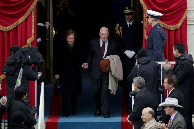 El expresidente Jimmy Carter y su esposa Rosalynn Carter llegan al lado oeste del Capitolio Nacional.