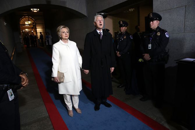 Hillary Clinton y Bill Clinton se preparan para entrar al ala oeste del Capitolio Nacional para la posesión de Trump.