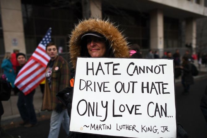 “El odio no puede expulsar nuestro odio, sólo el amor puede hacerlo”, dice este cartel de un manifestante que está en la Explanada Nacional cuando miles de personas esperan la investidura de Trump como presidente de Estados Unidos.