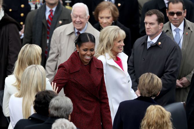 Michelle Obama y Jill Biden llegan al lado oeste del Capitolio Nacional.